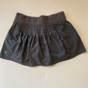 Lululemon skirt in grey color